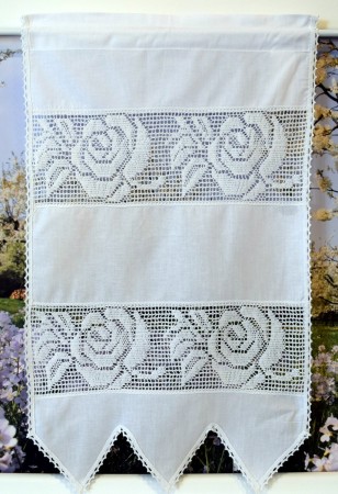 Häkelgardinen Türhänger mit Häkelkante in wollweißer Baumwolle im Landhausstil